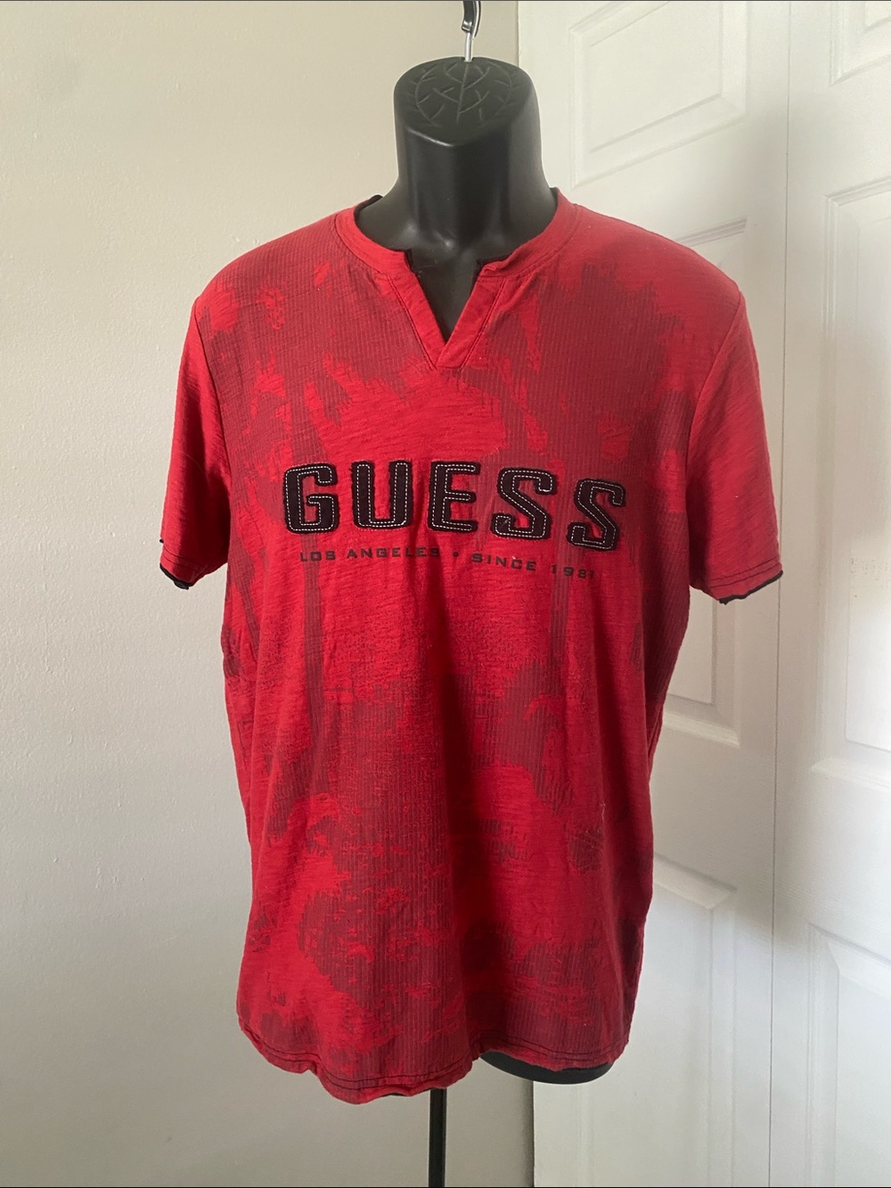 GUESS men's Rami Logo  short-sleeve split-neck Red T-shirt | M